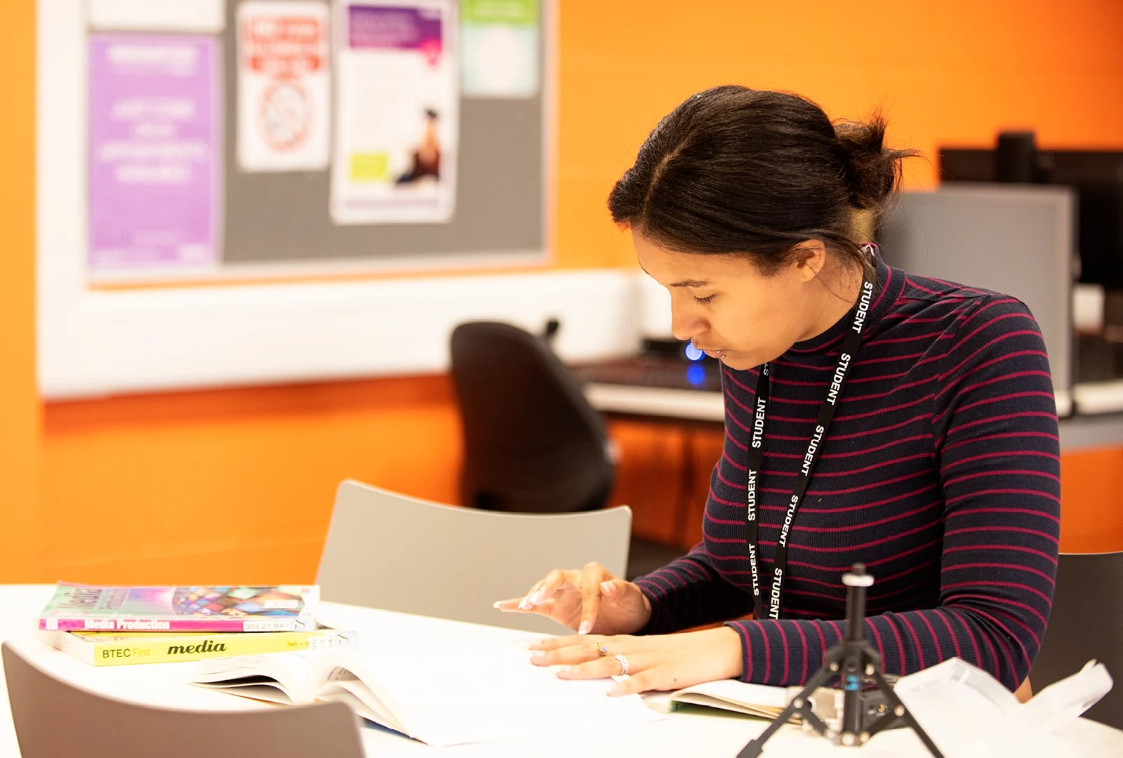 higher education student studying in the lrc