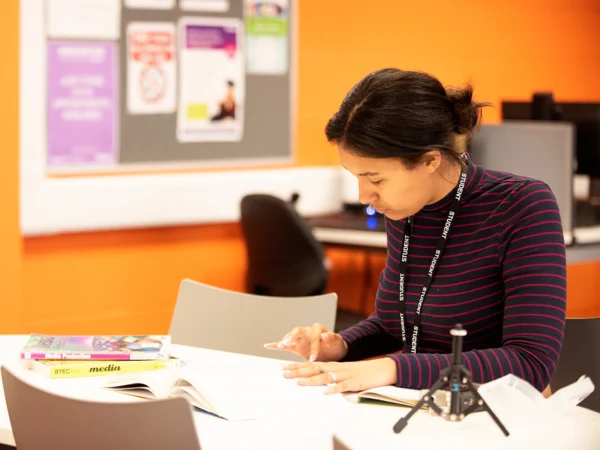 higher education student studying in the lrc